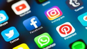 Criar panfletos ou anunciar na internet?